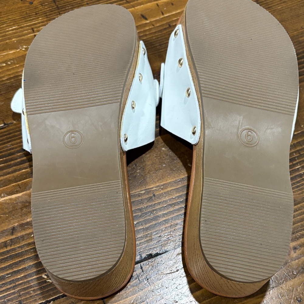 Universal Thread White Sandals with Gold Buckle - Picture 4 of 4